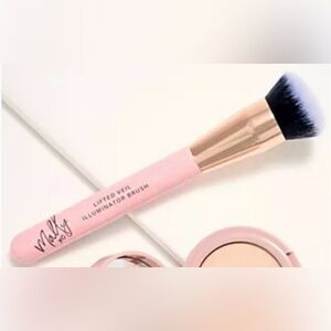 Mally Lifted Veil Illuminator Brush New in Package